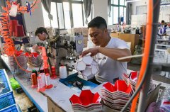 ”义乌海关监管一科关员何刚妙告诉